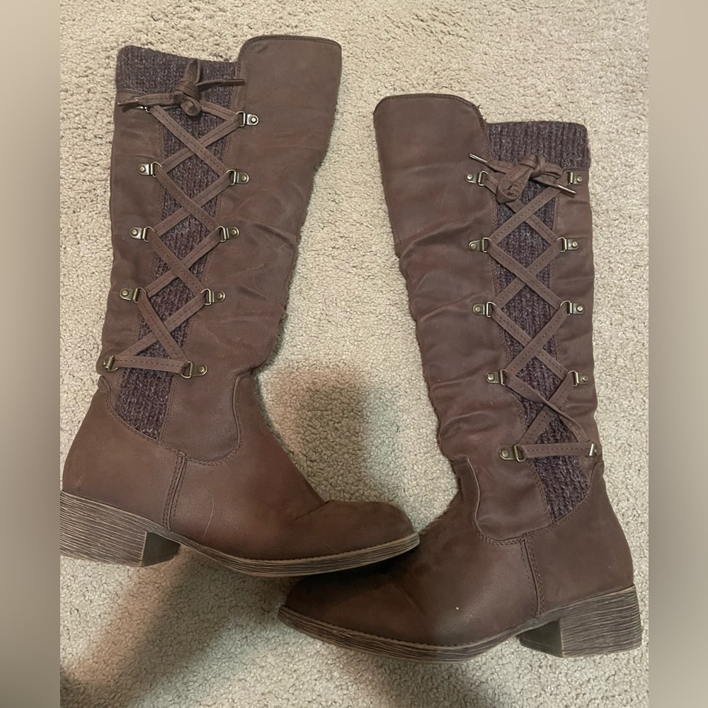 Brown, tie detail, knee high boots. Size 8 1/2. Very comfortable and cute!